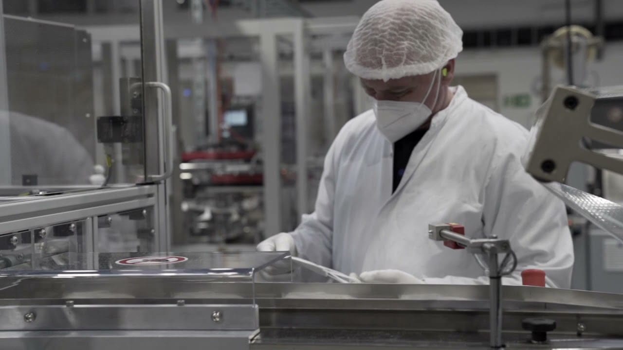 Vorschaubild: Mitarbeitende in Schutzkleidung an der Produktionslinie