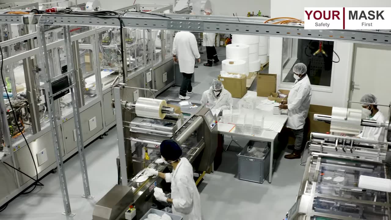 Vorschaubild: Blick in unsere damalige Fertigung in Berlin, Mitarbeitende verpacken Masken an der Linie